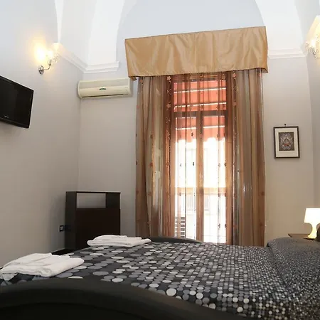 Hotel Sangiuliano 132 Centro Storico 3*