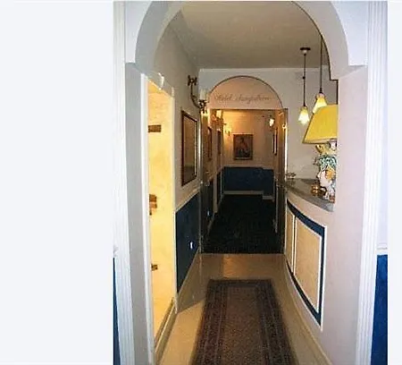 Hotel Sangiuliano 132 Centro Storico 3*