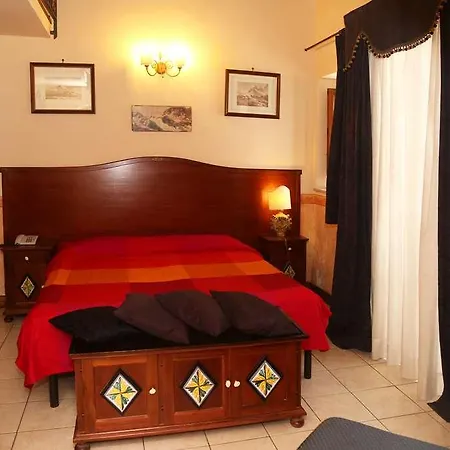 Hotel Sangiuliano 132 Centro Storico 3*